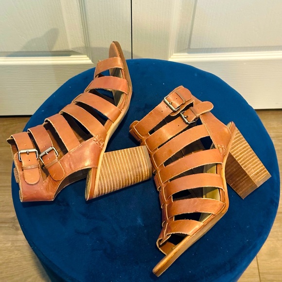 NEW Vince Camuto Jarvina Gladiator Leather Sandal Size 8.5/38.5 - Picture 2 of 9